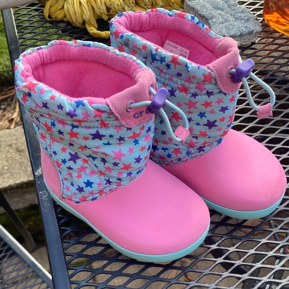 Preowned CROCS toddler girl ' Pink /Blue Star Boots 7c Good